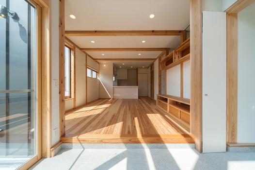 新築の家　部屋　土間　無垢材の床